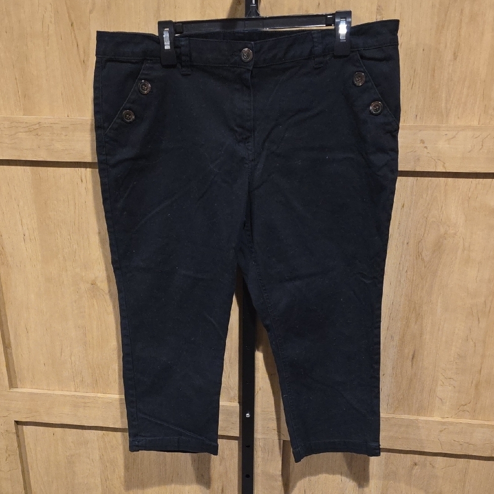 (J42) Black Capri Pants Sz 16 Womans